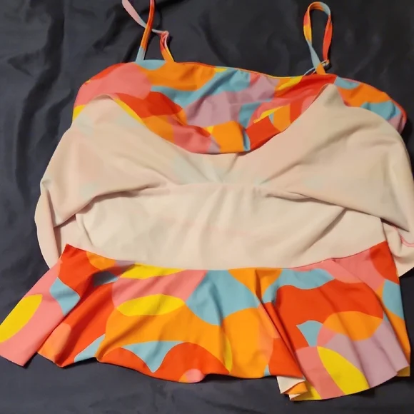 Colorful Ruffled Swimsuit Set - Picture 7 of 9